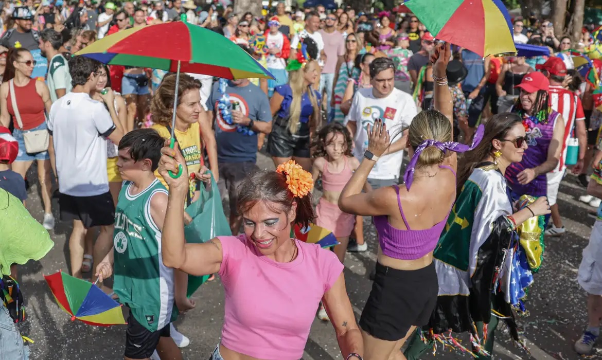 Galinho de Brasília busca, há 34 anos, manter viva a tradição do frevo pernambucano no carnaval de Brasília/ Joédson Alves/Agência Brasil