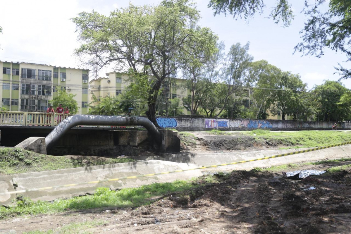 Corpo foi encontrado no Canal do Arruda, na Zona Norte do Recife (Crysli Viana/DP Foto)