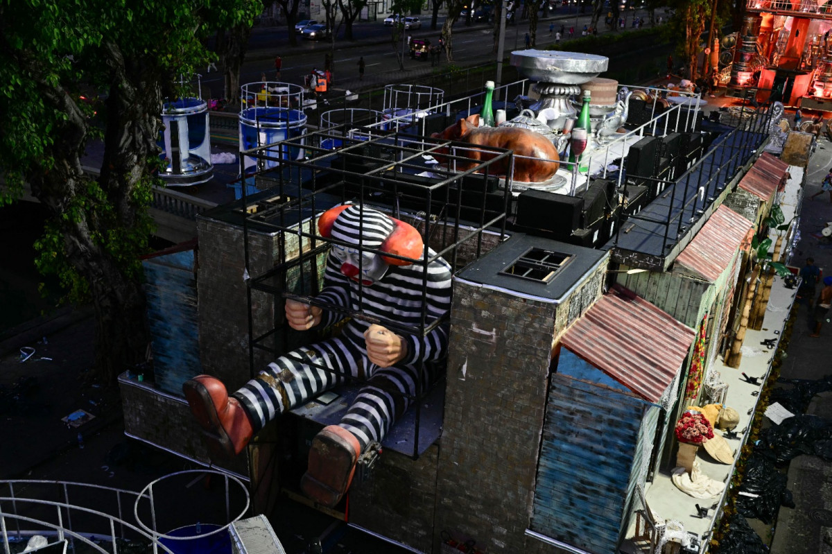 Durante o desfile, o ex-presidente Jair Bolsonaro foi retratado como um palhaço encarcerado/PABLO PORCIUNCULA / AFP