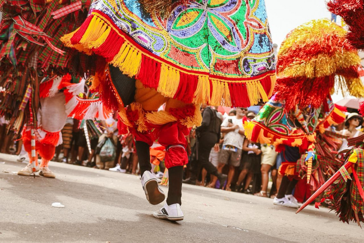 Também conhecido como Maracatu de Baque Solto, a expressão é marcada por personagens como o caboclo de lança, fantasias exuberantes e uma forte relação com o ciclo da cana-de-açúcar (Foto: Ray Evellyn/Divulgação)