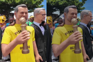 O boneco gigante de Wagner Moura, segurando o Globo de Ouro e usando a camisa da Pitombeira