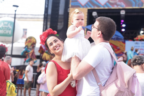Famílias curtem o carnaval no centro do Recife. (Sandy James/DP Foto)
