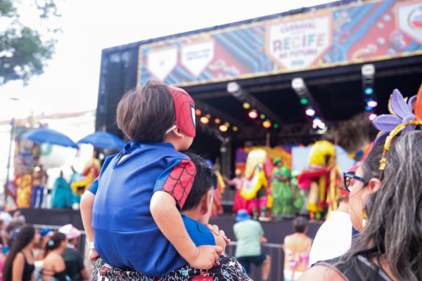 Famílias curtem o carnaval no centro do Recife.
 (Sandy James/DP Foto)