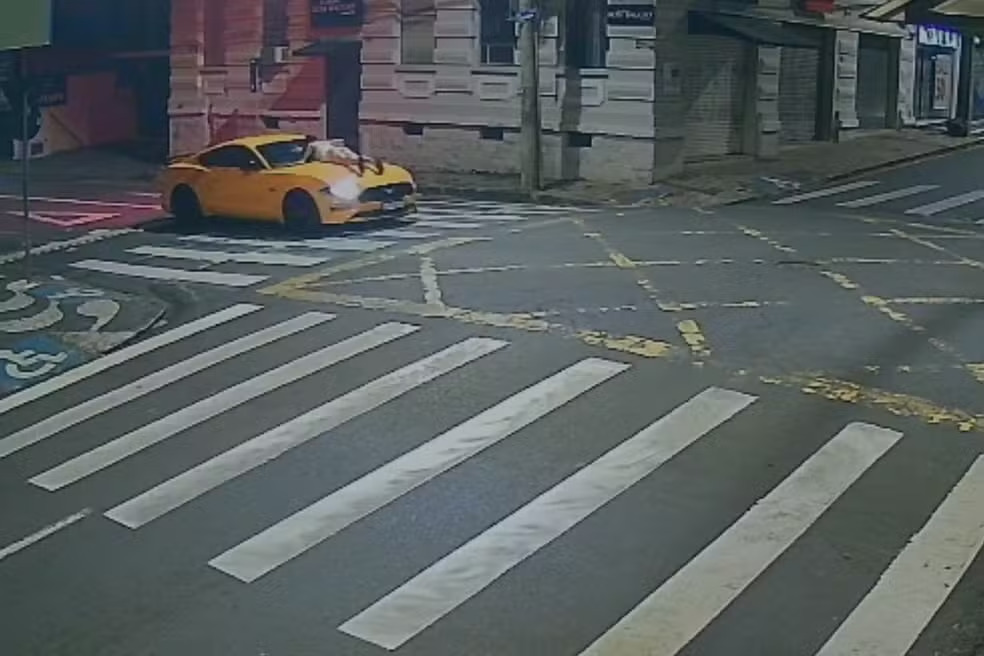 Homem de Mustang carrega ex no capô do carro por ruas do Paraná/Reprodução 