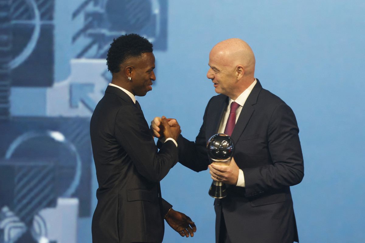 Vinicius Junior, atacante do Real Madrid e Gianni Infantino presidente da fifa /KARIM JAAFAR / AFP