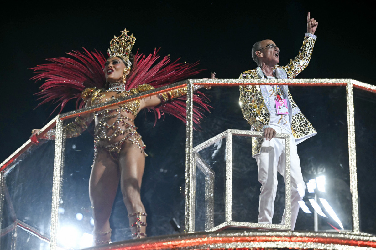 Mestre Ciça ao lado de Juliana Paes durante desfile da escola de samba Unidos do Viradouro em sua homenagem/Mauro PIMENTEL/AFP