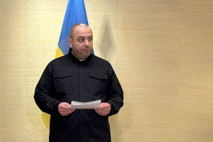 O negociador-chefe da Ucr&acirc;nia, Rustem Umerov, l&ecirc; uma declara&ccedil;&atilde;o ap&oacute;s a conclus&atilde;o das negocia&ccedil;&otilde;es mediadas pelos EUA entre a R&uacute;ssia e a Ucr&acirc;nia