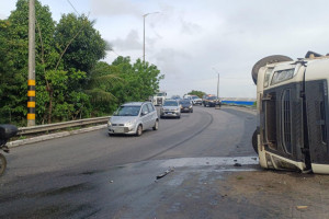 A queda do motorista e da passageira, que n&atilde;o tiveram as identifica&ccedil;&otilde;es divulgadas, aconteceu bem pr&oacute;ximo ao caminh&atilde;o tombado. 
