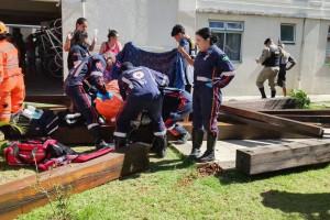 Um pergolado de madeira caiu sobre as v&iacute;timas