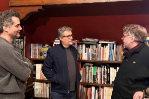 Diretor Guillermo Del Toro recebe visita de Kleber Mendon&ccedil;a e Wagner Moura