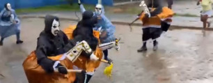 Foliões trocam chicotadas em briga em carnaval (Foto: Reprodução/Instagram)