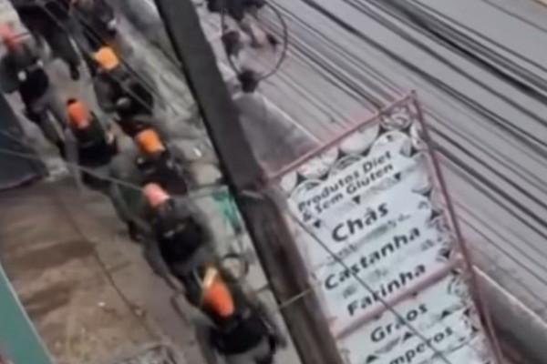 Policiamento esteve presente no bloco em Moreno e internautas afirmaram nas redes sociais que havia mais agentes do que foliões (Foto: Reprodução/Instagram)