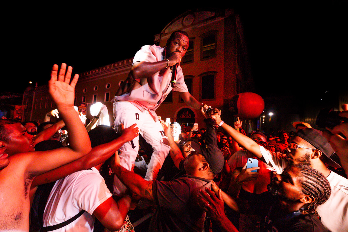 Djonga durante apresentação no Rec-Beat/Foto: Hannah Carvalho/Divulgação