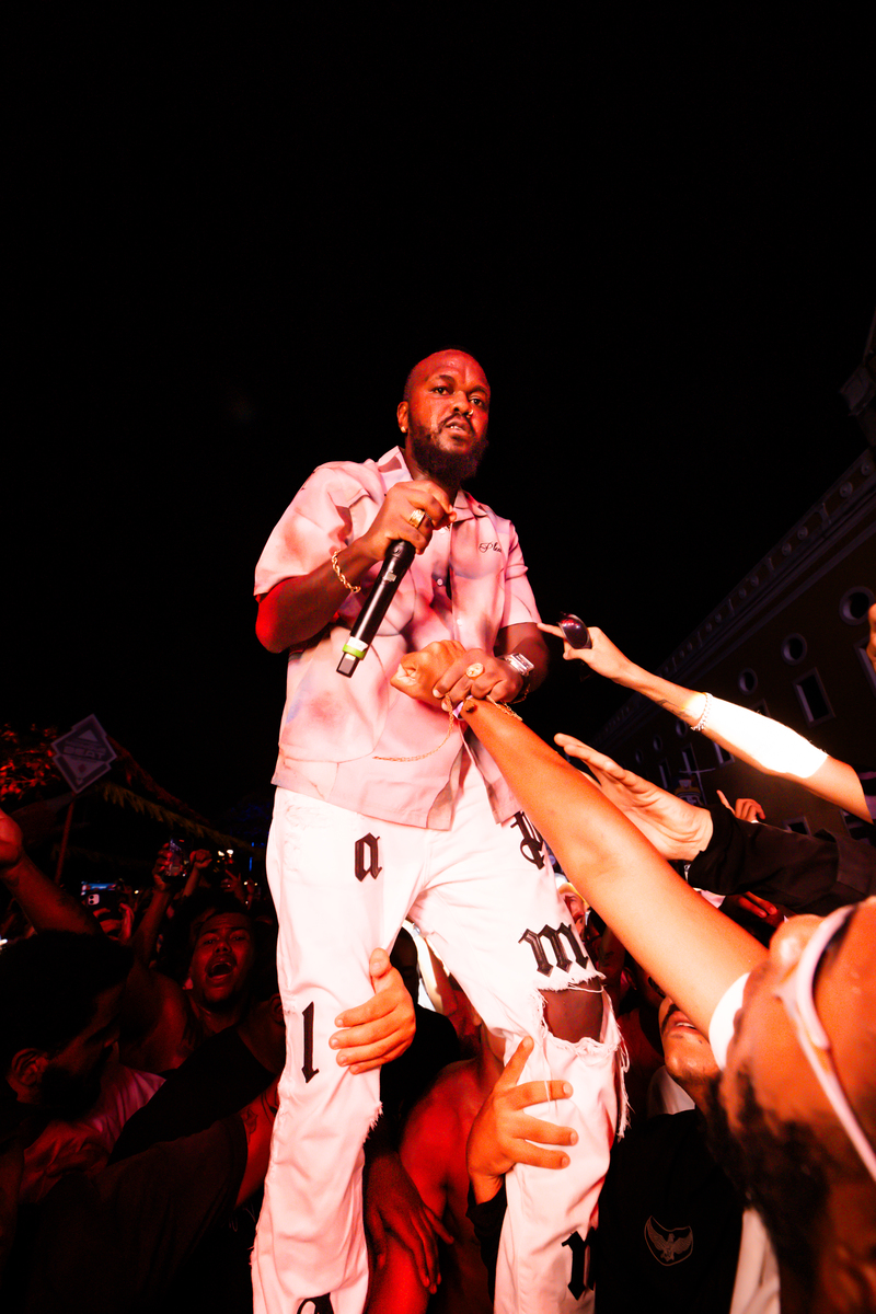 Djonga durante apresentação no Rec-Beat (Foto: Hannah Carvalho/Divulgação)