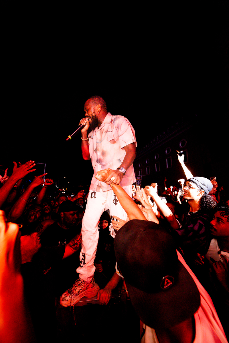 Djonga durante apresentação no Rec-Beat (Foto: Hannah Carvalho/Divulgação)