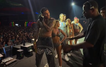 Anderson Neiff divulgou imagens do momento em que a produção do Carvalheira na Ladeira corta o seu microfone/Foto: Reprodução/@andersonneiff