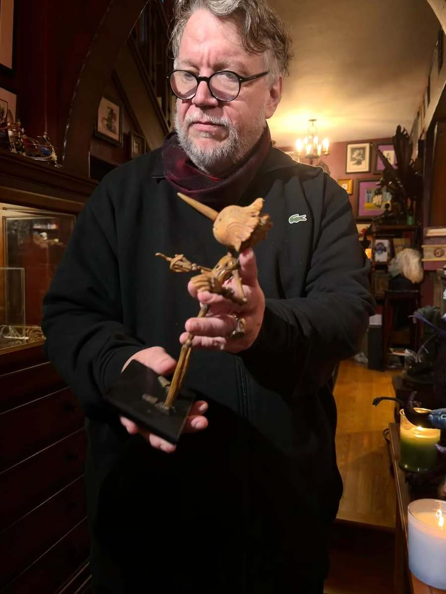 Diretor Guillermo Del Toro recebe vista de Kleber Mendonça e Wagner Moura (Reprodução/Redes sociais)