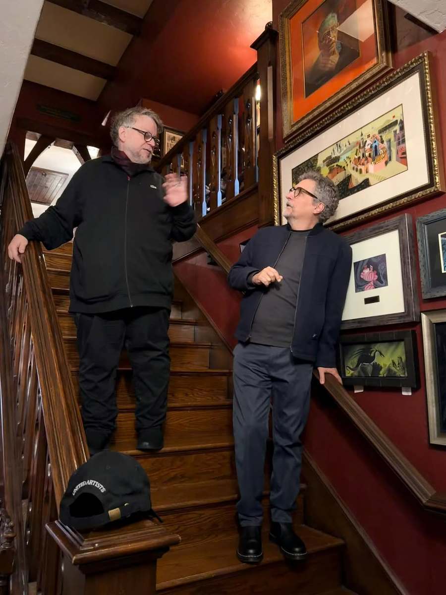 Diretor Guillermo Del Toro recebe vista de Kleber Mendonça e Wagner Moura (Reprodução/Redes sociais)