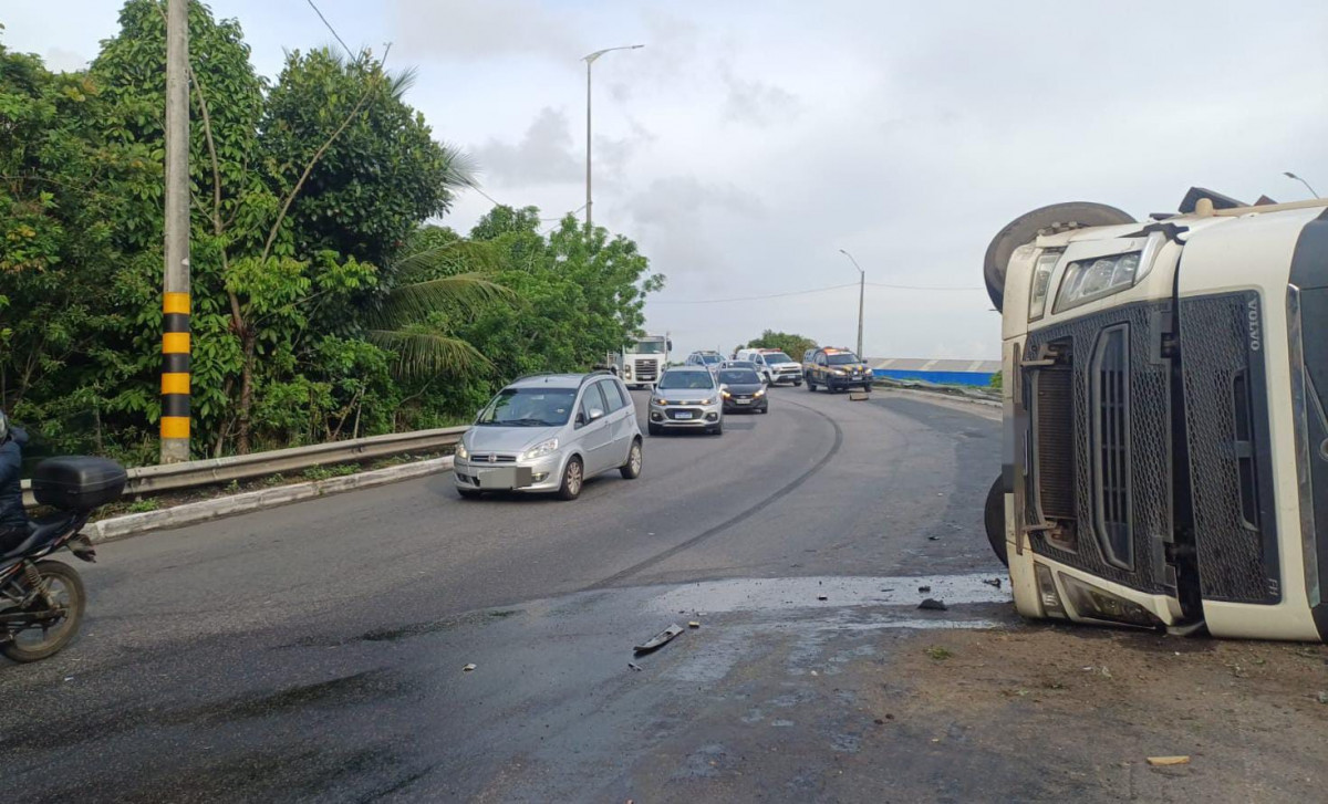 A queda do motorista e da passageira, que não tiveram as identificações divulgadas, aconteceu bem próximo ao caminhão tombado. 
/Foto: Divulgação / PRF