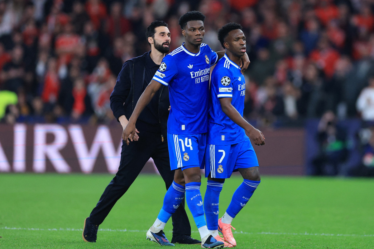 Alvaro Arbeloa, Aurelien Tchouameni e Vinicius Júnior após o brasileiro sofrer com insultos racistas na partida contra o Benfica/PATRICIA DE MELO MOREIRA / AFP