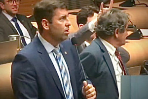 Eduardo Moura (Novo) gesticulando "chifres" em Chico Kiko (PSB)