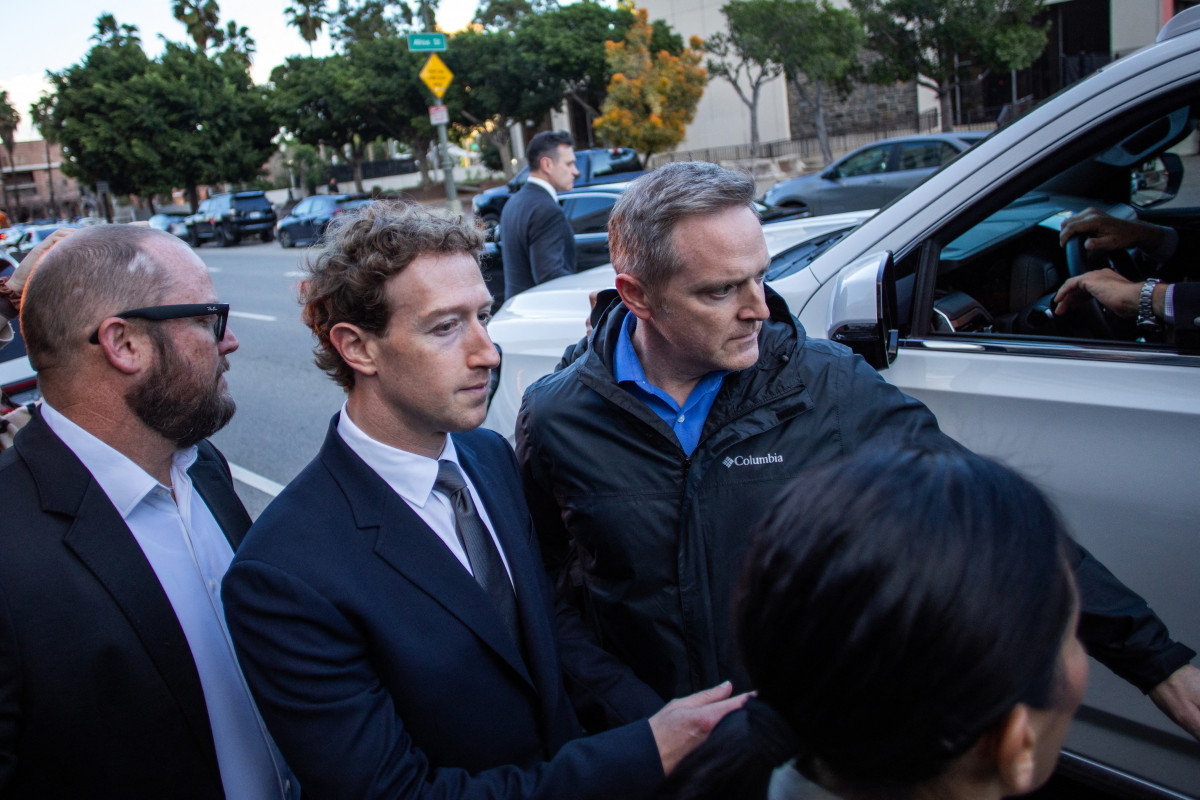 Mark Zuckerberg deixa o Tribunal Superior de Los Angeles após depor no julgamento sobre as redes sociais, que busca determinar se as gigantes das mídias sociais projetaram deliberadamente suas plataformas para serem viciantes para crianças, em Los Angeles, em 18 de fevereiro de 2026. (Foto de Apu GOMES / AFP)/ AFP