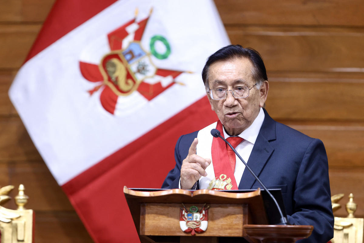 O deputado José María Balcázar, do partido de esquerda Peru Livre, tomou posse como o novo presidente interino do Peru/Handout / Peruvian Congress / AFP