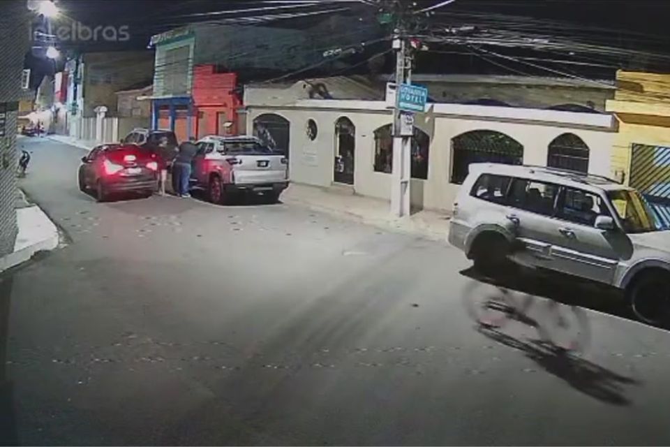 Câmeras de seguranças registraram o momento em que os suspeitos descem de outro veículo, anunciam o assalto e pedem para que Eduardo e uma mulher saiam do veículo.
/Foto: Reprodução / Redes sociais