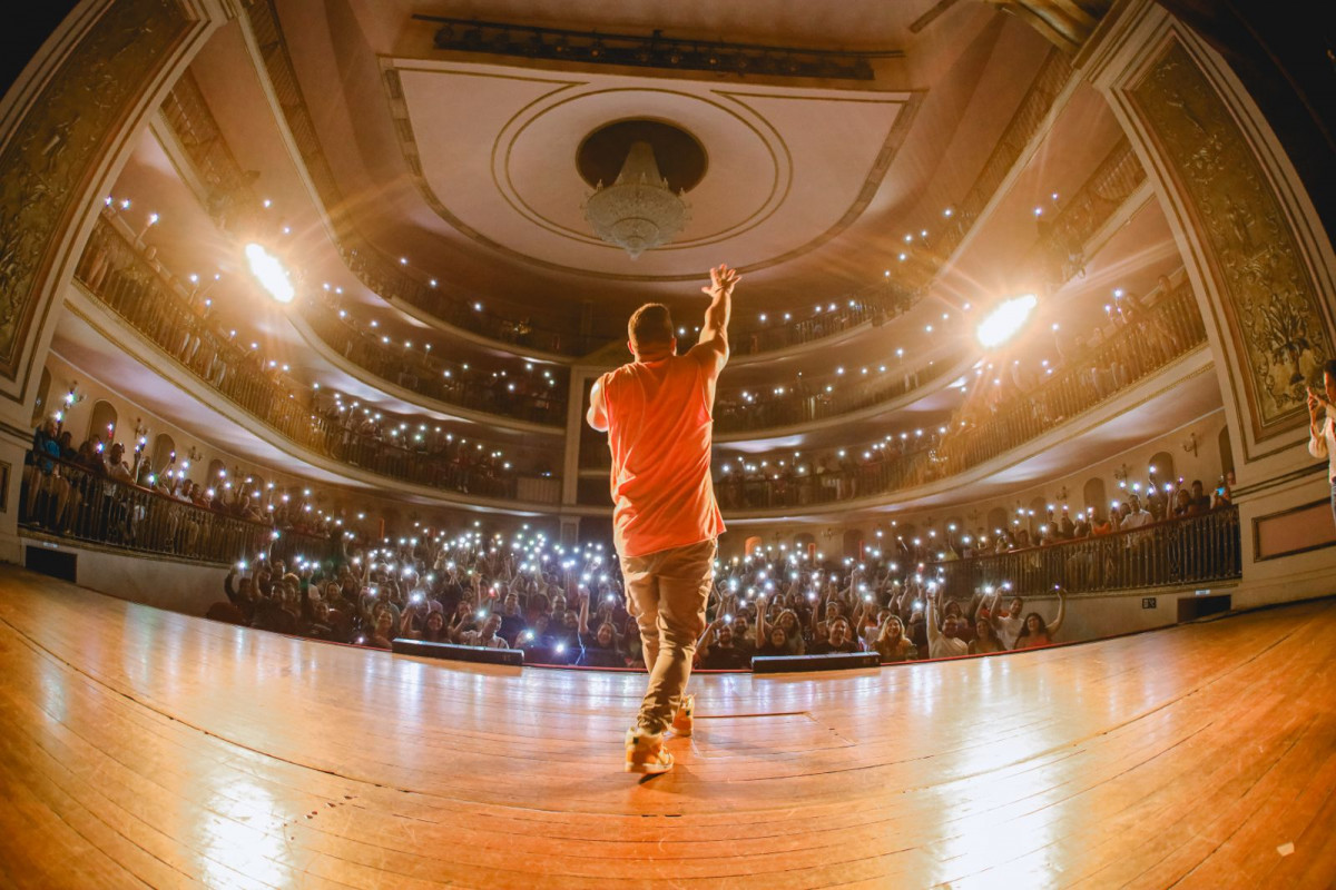 Comediante Flávio Andradde relata vivências pessoais no espetáculo "Que Rolê Foi Esse" (Foto: Fernando Duarte/Divulgação)