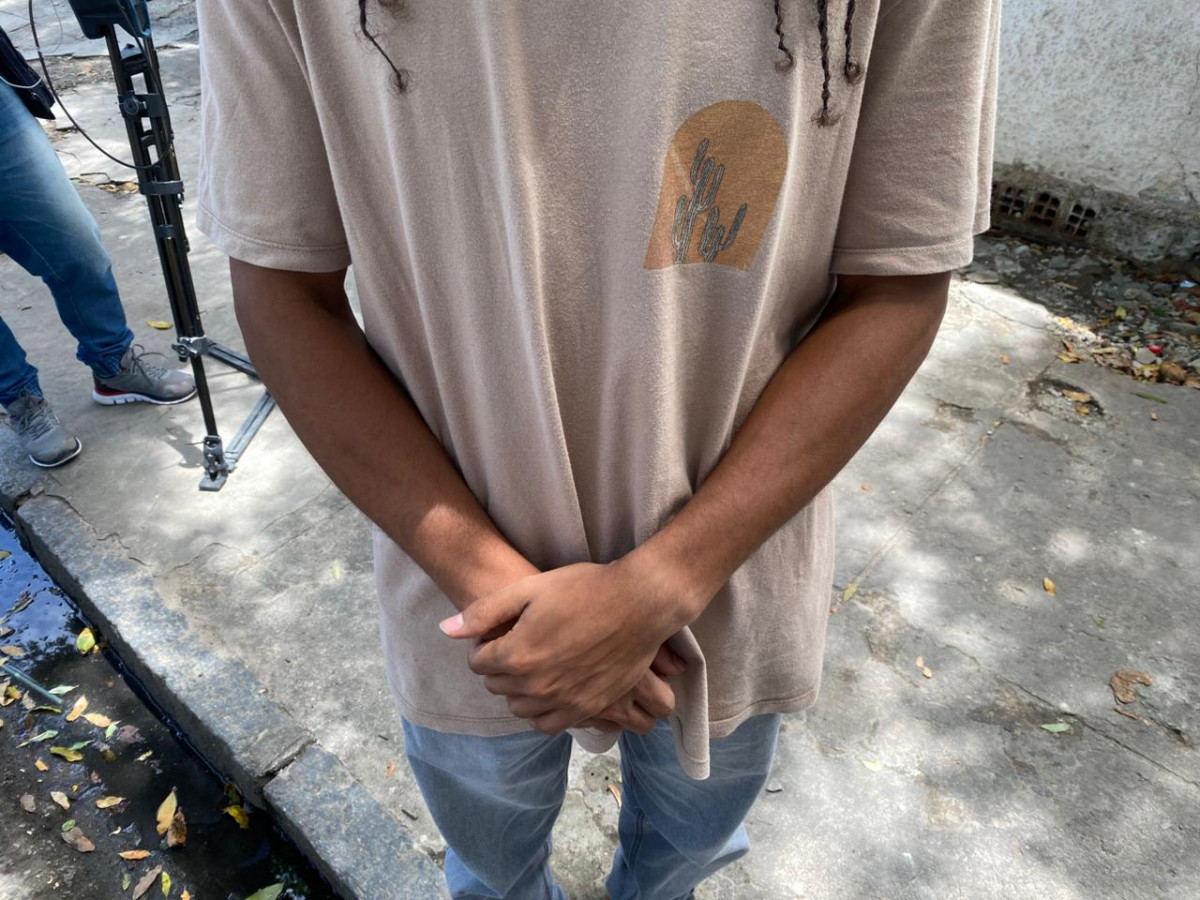 Jovem leva sete pontos após ser atingido por cassetete durante show de Djonga no Carnaval de Olinda
 (Foto: Cadu Silva/DP)