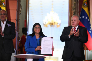 A presidente interina da Venezuela, Delcy Rodr&iacute;guez, segura a lei de anistia aprovada pela Assembleia Nacional