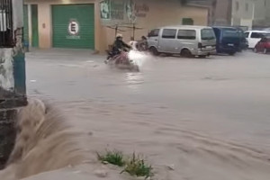 Ruas de Lajedo, no Agreste, ficaram alagados com as fortes chuvas 