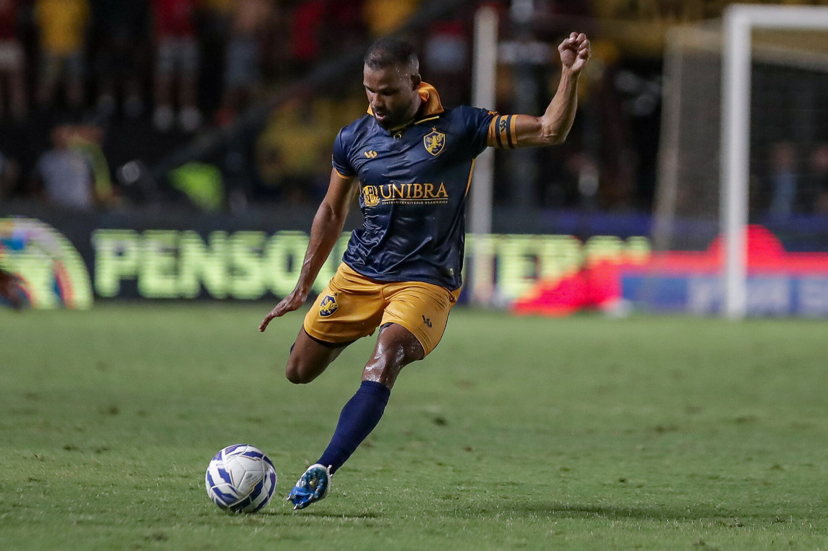 Fernandinho, meia-atacante do Retrô/ Rafael Vieira/FPF
