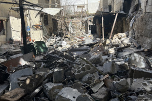 Entulho e detritos de um edif&iacute;cio cobrem o ch&atilde;o no dia seguinte ao ataque israelense