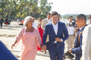 Prefeito Jo&atilde;o Campos chegou &agrave; cerim&ocirc;nia pela praia ao lado da m&atilde;e, Renata