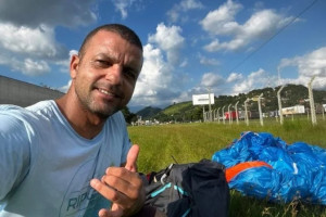 Rodolfo Pascoal e a turista Jenny Col&ocirc;n Rodr&iacute;guez praticavam voo de asa delta na Praia de S&atilde;o Conrado no momento do acidente