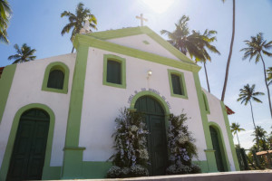 Casamento entre Jo&atilde;o Campos e Tabata Amaral ocorre em igreja na Praia de Carneiros