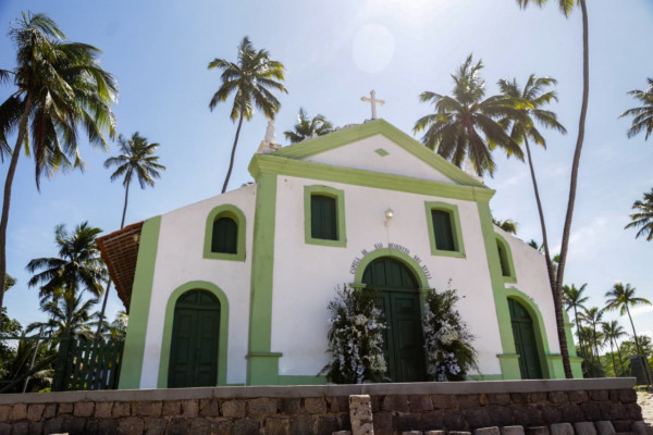 Casamento entre João Campos e Tabata Amaral ocorre em igreja na Praia de Carneiros
