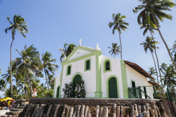 Casamento entre João Campos e Tabata Amaral ocorre em igreja na Praia de Carneiros
