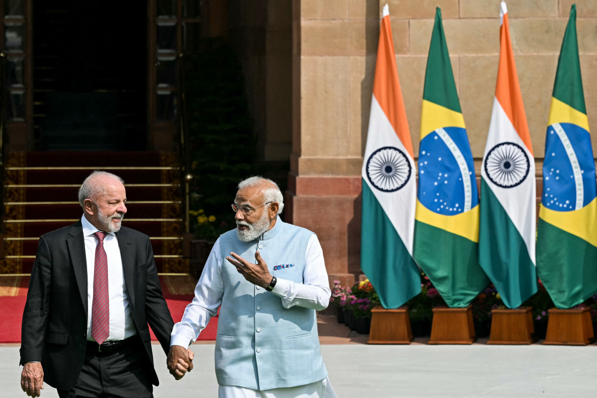 O presidente Luiz Inácio Lula da Silva e o primeiro-ministro Narendra Modi se cumprimentam antes de reunião na Hyderabad House, em Nova Délhi./Sajjad Hussain/AFP