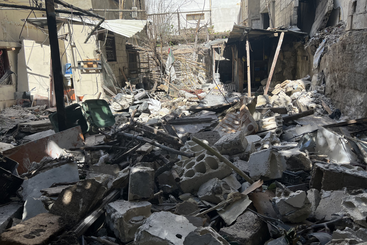 Entulho e detritos de um edifício cobrem o chão no dia seguinte ao ataque israelense/Foto: Mahmoud ZAYYAT / AFP