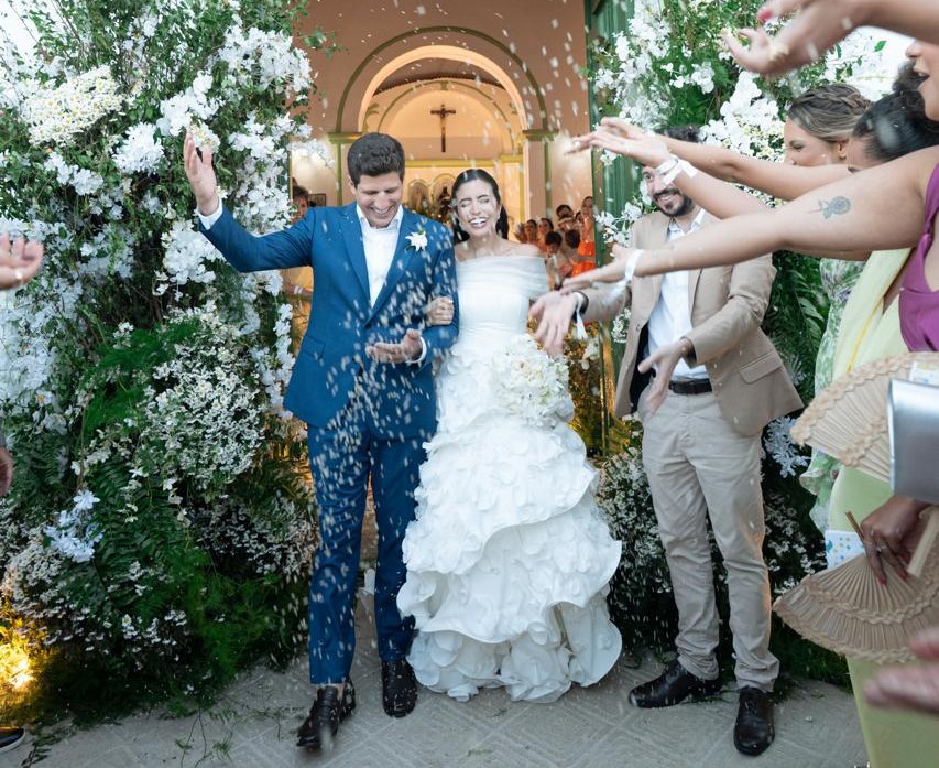 João Campos e Tabata Amaral se casaram neste sábado (21) na Praia de Carneiros/Divulgação