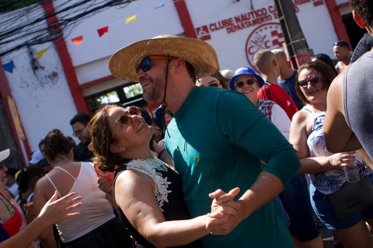 O casal Marta e Leandro dançando forró na Drilha de São João Gomes (Francisco Silva/ DP foto)