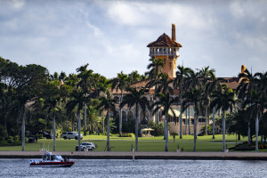 Vista do Mar-a-Lago Club, em Palm Beach, em 8 de novembro de 2024, fotografado do outro lado da &aacute;gua, a partir de West Palm Beach.