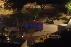 Trabalhos de montagem da estrutura come&ccedil;aram por volta das 21h de s&aacute;bado (21) e s&oacute; terminaram na manh&atilde; deste domingo