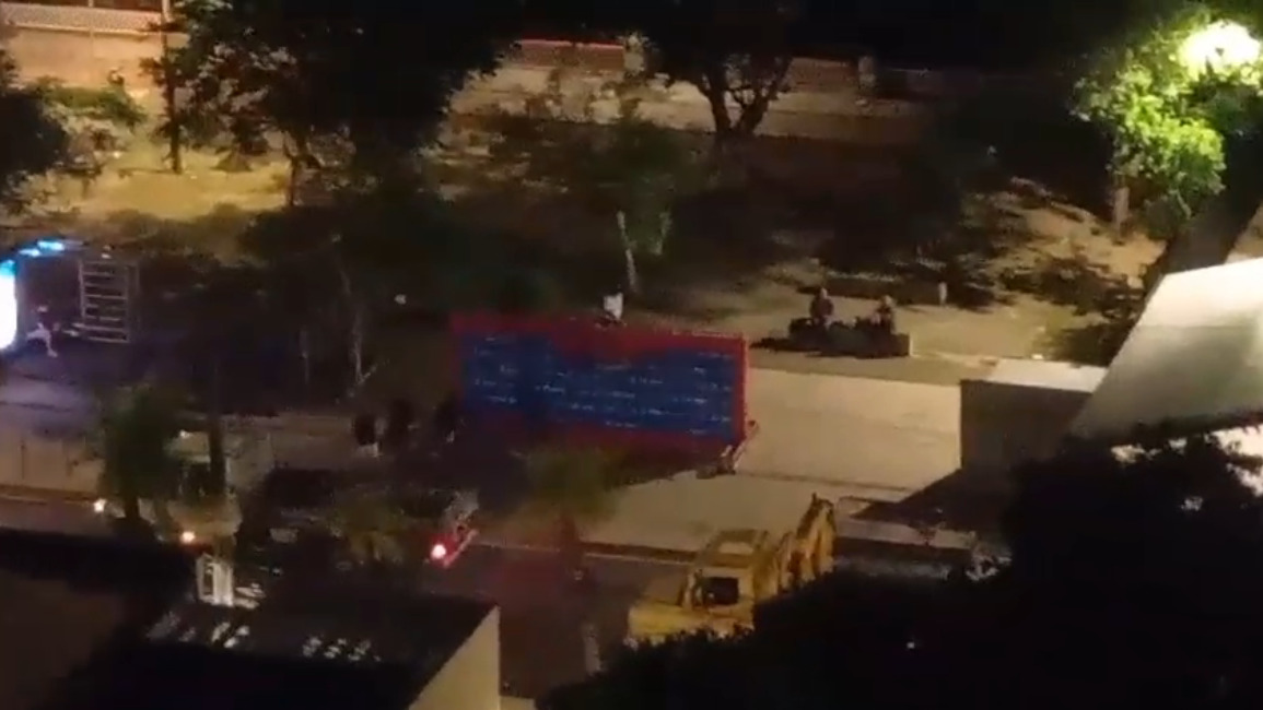 Trabalhos de montagem da estrutura começaram por volta das 21h de sábado (21) e só terminaram na manhã deste domingo/Foto: Reprodução