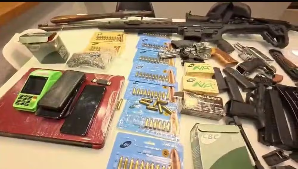 Policiais ainda apreenderam armas, munições e celulares (Reprodução)