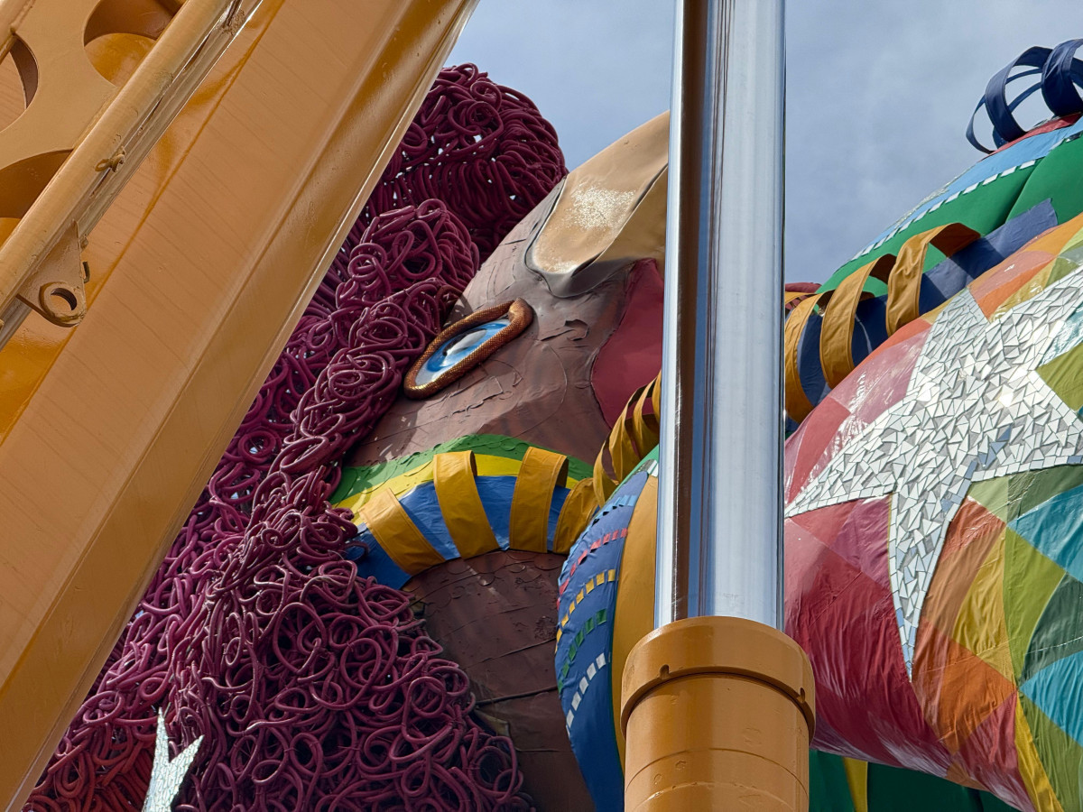 Galo da Madrugada começou a ser desmontado na manhã deste domingo (22), no Centro do Recife. (Francisco Silva/DP foto)
