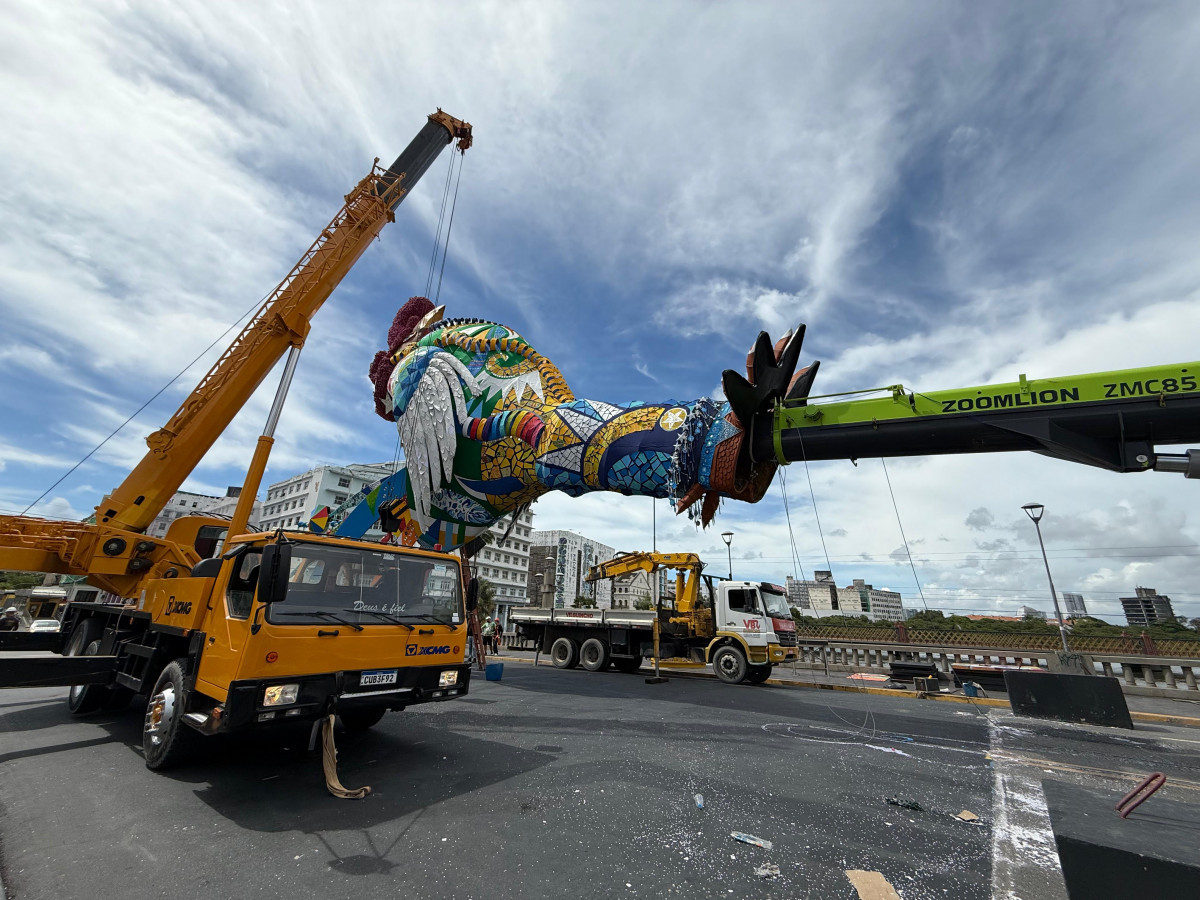 Galo da Madrugada começou a ser desmontado na manhã deste domingo (22), no Centro do Recife. (Francisco Silva/DP foto)