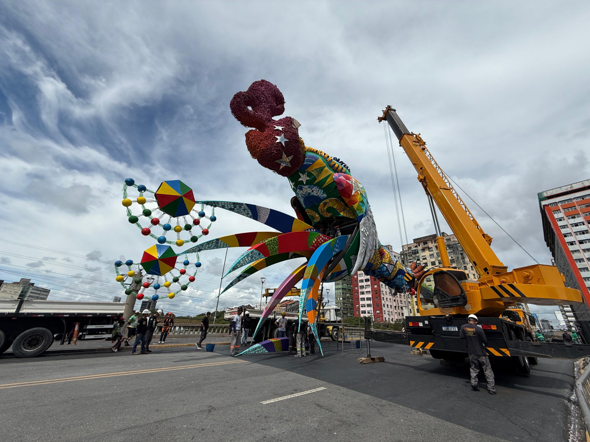 Galo da Madrugada começou a ser desmontado na manhã deste domingo (22), no Centro do Recife. (Francisco Silva/DP foto)